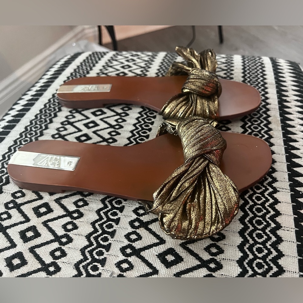 🖤 Gold Zara slides with bow